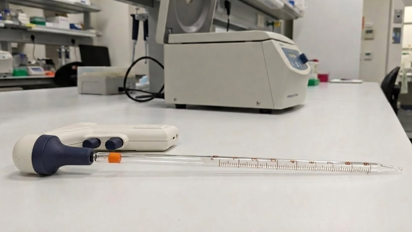 پیپت پرکن برقی ثراتونا مدل آوند در آزمایشگاه