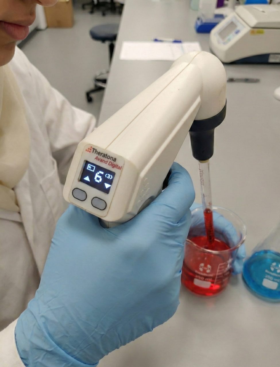 پیپت پرکن ثراتونا آوند دیجیتال در دست محقق